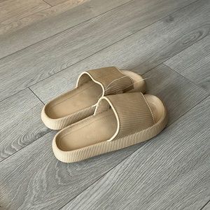 BEIGE CLOUD SLIDES - NEVER WORN
